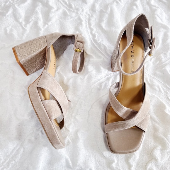 Donald J Pliner Trista Womens Slip On Strappy Heel Size 8.5 New - Picture 1 of 7